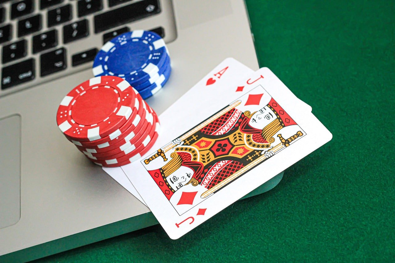 Tampilan live casino dengan dealer dan meja permainan diruang studio studio modern